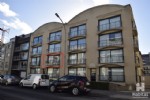 Volledig ingericht en smaakvol gemeubeld 2 slaapkamer type appartement op de eerste verdieping van een mooie residentie kortbij de zeedijk. Dit appartement biedt u woonkamer met terras, volledig ingerichte keukenhoek, badkamer met ligbad, afzonderlijk toilet, bergplaats met aansluiting wasmachine, 2 slaapkamers, private bergplaats, ... Verder is er een private garagebox voor 2 wagens in het gebouw. Beschikbaar vanaf 01/01/2022! Onder deze tekst bij "documenten" vindt u een plannetje van het appartement; Bij de vermelde huurprijs komen géén bijkomende kosten gebouw/syndic.
(10/59)